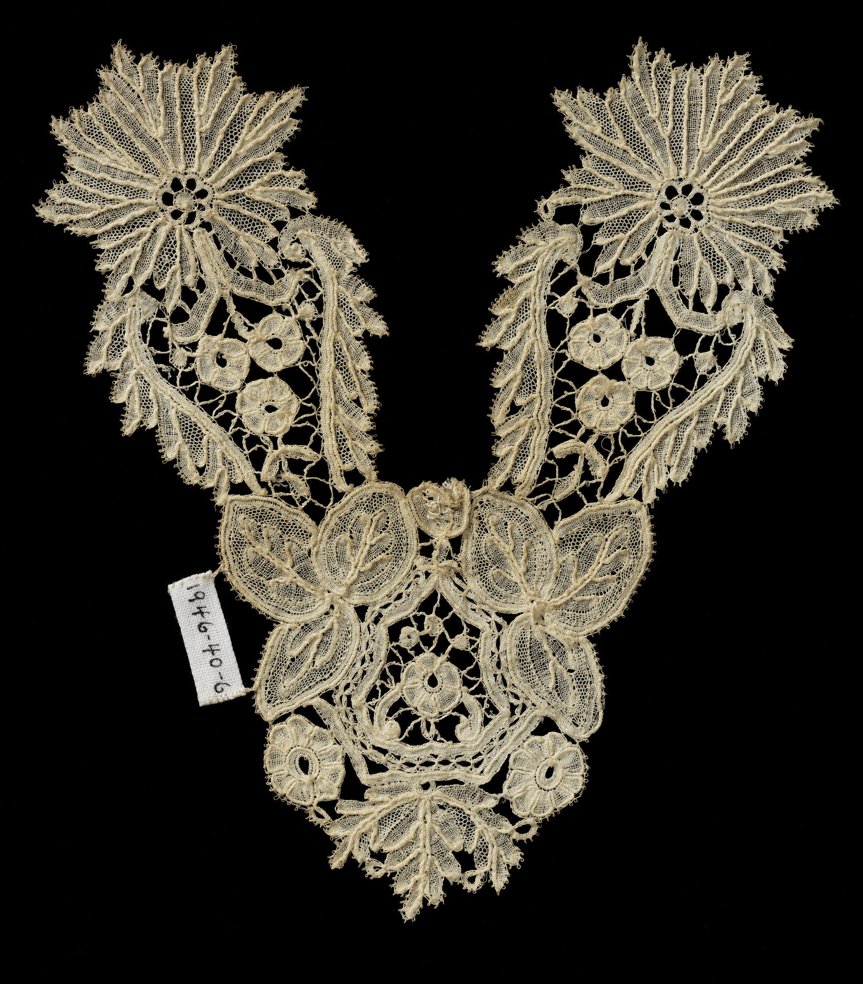 Ñandutí lace ornament